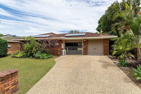 Freshly Renovated Dog Friendly House Walking Distance To Waterfront - Accommodation QLD 0