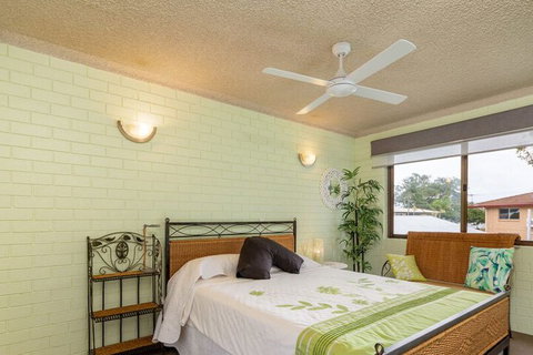 Air Conditioned Unit Stones Throw To The Waterfront - Accommodation QLD 5