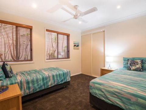 Dutchies Vista 1 / 45 Christmas Bush Ave Ground Floor Duplex With Stunning Water Views - Accommodation QLD 6