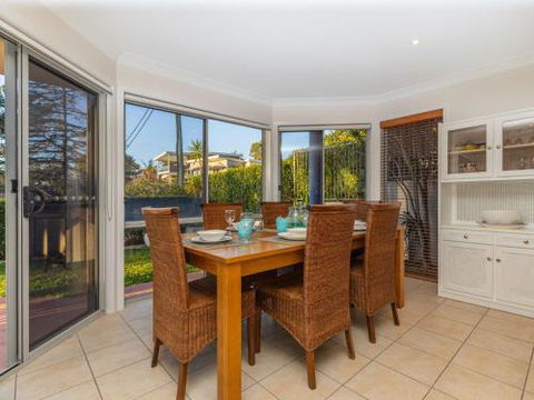 Dutchies Vista 1 / 45 Christmas Bush Ave Ground Floor Duplex With Stunning Water Views - Accommodation QLD 2