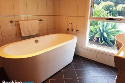 The Old Picnic Ground At Ironstone B & B - Accommodation QLD 1