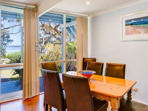 SORRENTO LAKESIDE Sanctuary Point 4pm Check Out Sundays - Accommodation QLD 3