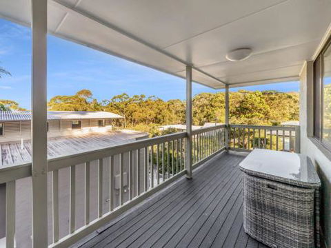 Sandals At The Bay Upstairs Unit Sleeping Six 4pm Check Out Sundays - Accommodation QLD 4