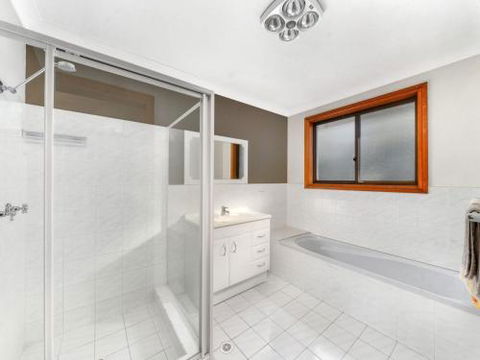 Sandals At The Bay Upstairs Unit Sleeping Six 4pm Check Out Sundays - Accommodation QLD 3