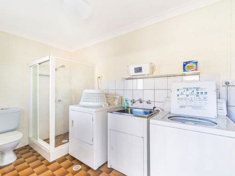 Sandals At The Bay Upstairs Unit Sleeping Six 4pm Check Out Sundays - Accommodation QLD 2