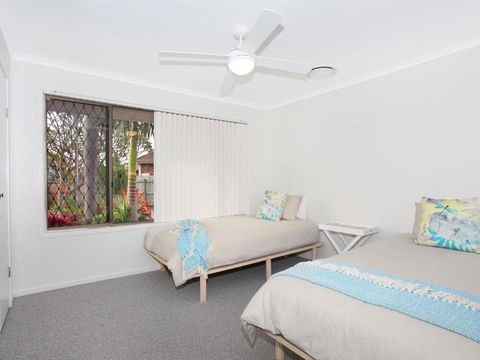 April 19 4 Bedroom Home On Canal With Pool Pontoon Aircon & WiFi! - Accommodation QLD 2