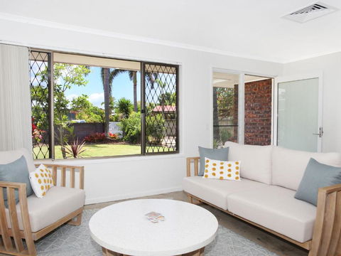 April 19 4 Bedroom Home On Canal With Pool Pontoon Aircon & WiFi! - Accommodation QLD 4