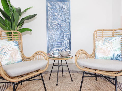 April 19 4 Bedroom Home On Canal With Pool Pontoon Aircon & WiFi! - Accommodation QLD 1