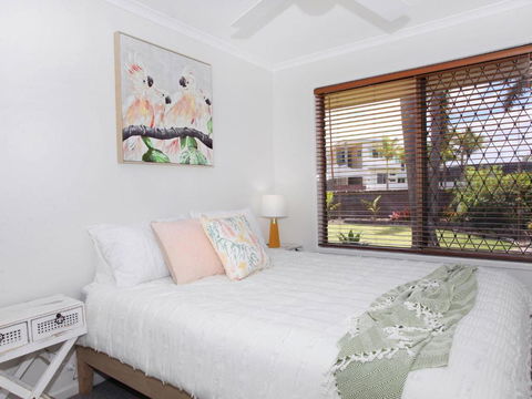 April 19 4 Bedroom Home On Canal With Pool Pontoon Aircon & WiFi! - Accommodation QLD 5
