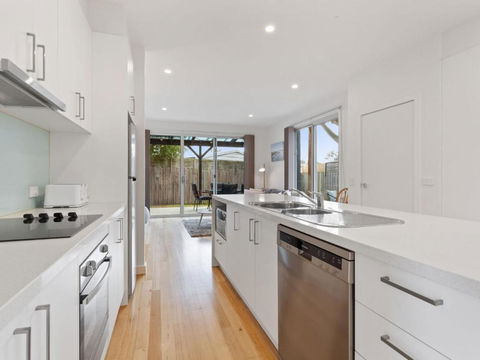 NORMANBY Coastal FREE WIFI & NETFLIX - Accommodation QLD 4