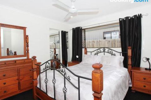 Schirrmann 56 Four Bedroom Home On Canal With Pool Pontoon Aircon & WiFi! - Accommodation QLD 2