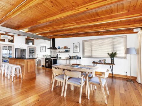 VINCES LANDING OLD EROWAL BAY 4pm Check Out Sundays - Accommodation QLD 5