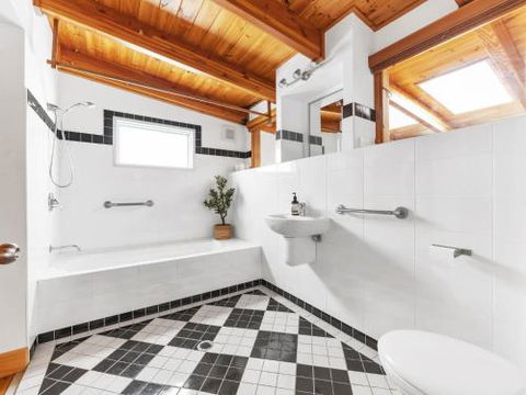 VINCES LANDING OLD EROWAL BAY 4pm Check Out Sundays - Accommodation QLD 6