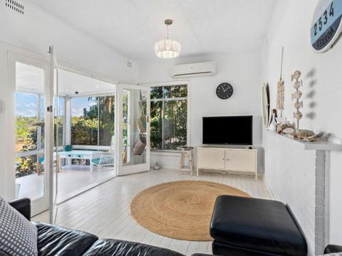 BOMBORA Gerroa 4pm Check Out Sundays - Accommodation QLD 4