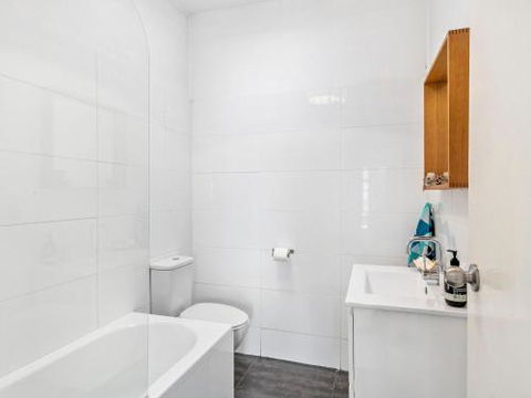 BOMBORA Gerroa 4pm Check Out Sundays - Accommodation QLD 6