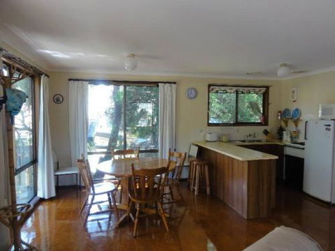 14 Tecoma Avenue Sandy Point - Accommodation QLD 6