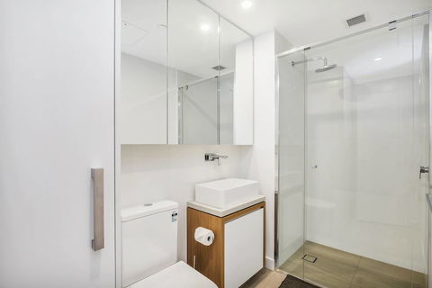 FV Iconic Designer APT, Parking, Near CBD Qfv147-14 - Accommodation QLD 4