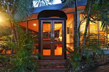 The Oak Beach Beachhouse - Accommodation QLD 3