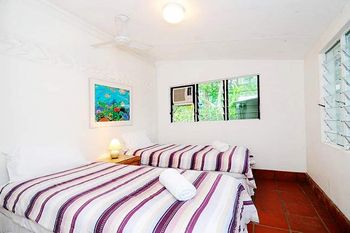 The Oak Beach Beachhouse - Accommodation QLD 4
