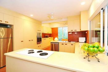 The Oak Beach Beachhouse - Accommodation QLD 2