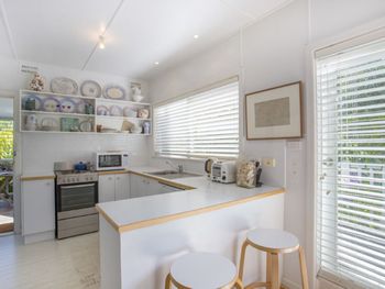 Oriole Street Cottage - Accommodation QLD 4