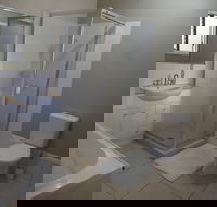 Queen Room With Airport Transfers Or Car Rental - Accommodation QLD