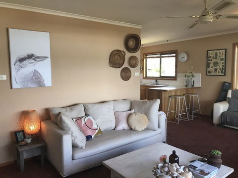 Beautiful Cottage, Ocean Views, Amazing Gardens, 12 Minute Walk To Beach - Accommodation QLD 2