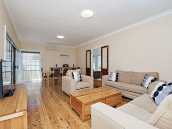 Longboard 11 Boulder Bay Road - Accommodation QLD 0