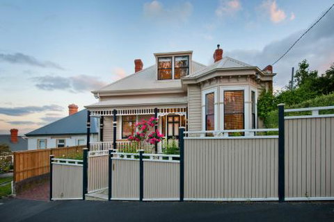 Library House - Accommodation QLD 2