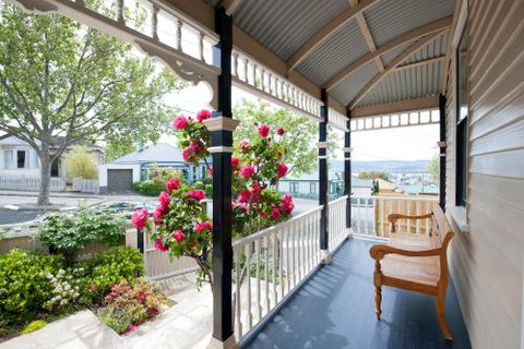 Library House - Accommodation QLD 6