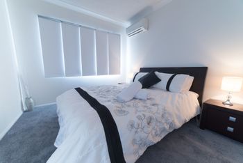 1 Bedroom Gold Coast Beachside Apt W AC + Parking - Accommodation QLD 2