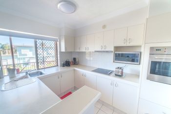 1 Bedroom Gold Coast Beachside Apt W AC + Parking - Accommodation QLD 4