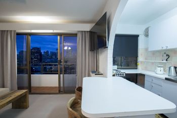 1 BR Park Breathtaking Sydney Skyline - Accommodation QLD 6