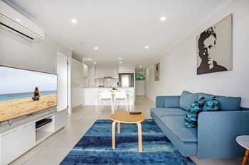 Cotton Tree Modern Apartment - Accommodation QLD 2