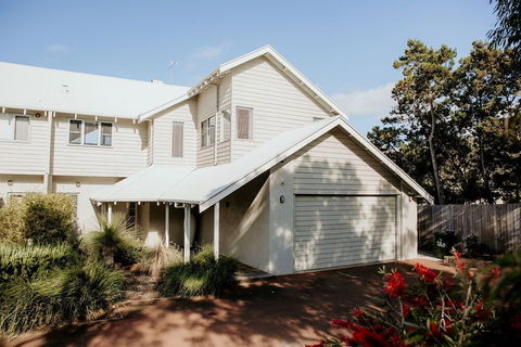 Waterfront - Accommodation QLD 1