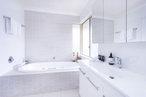 Scarborough Seaview Loft - Accommodation QLD 4