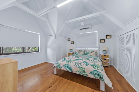 Coastal Cottage - Cannonvale - Accommodation QLD 4