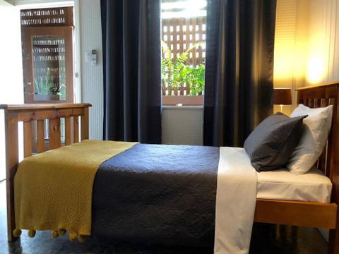Five 3 Five - The Beachside Barracks - Accommodation QLD 3
