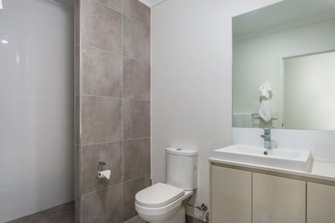 Blue Lagoon Villa B - Accommodation QLD 5