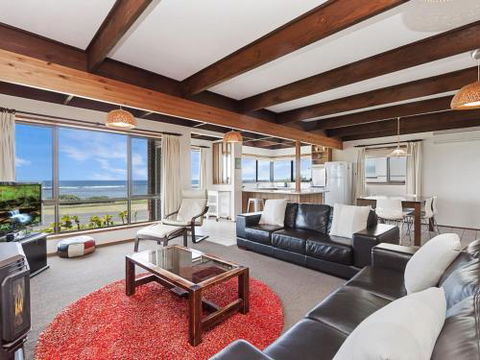 Swimmers Rest - Uninterrupted Panoramic Ocean Views - 1 Bedroom - Accommodation QLD 2