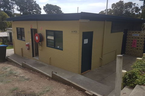 Lakes Caravilla Caravan Park - Accommodation QLD 3