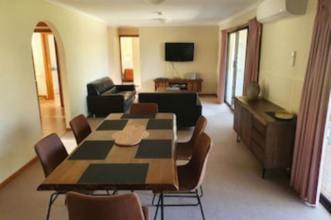 Annies Holiday Units - Accommodation QLD 0