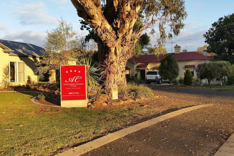 Alexander Cameron Suites - Accommodation QLD 4