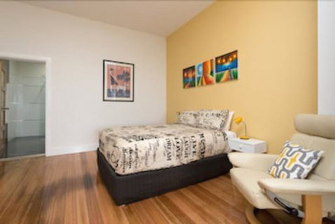 Penguin Waterfront Escape - Accommodation QLD 3