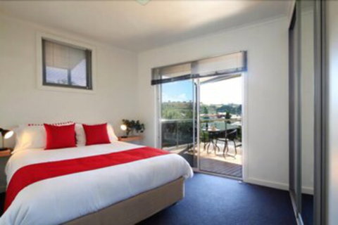 Penguin Waterfront Escape - Accommodation QLD 6