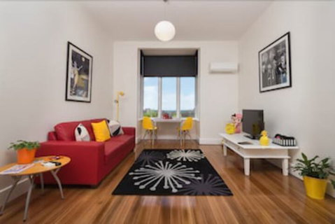 Penguin Waterfront Escape - Accommodation QLD 7