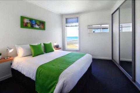 Penguin Waterfront Escape - Accommodation QLD 4