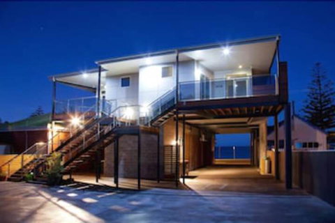 Penguin Waterfront Escape - Accommodation QLD 1