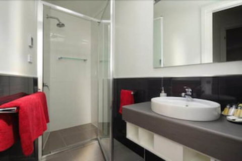 Penguin Waterfront Escape - Accommodation QLD 5