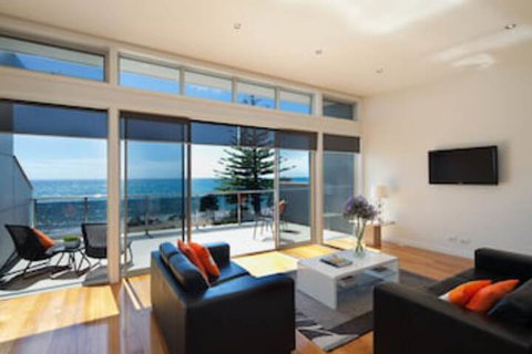 Penguin Waterfront Escape - Accommodation QLD 0
